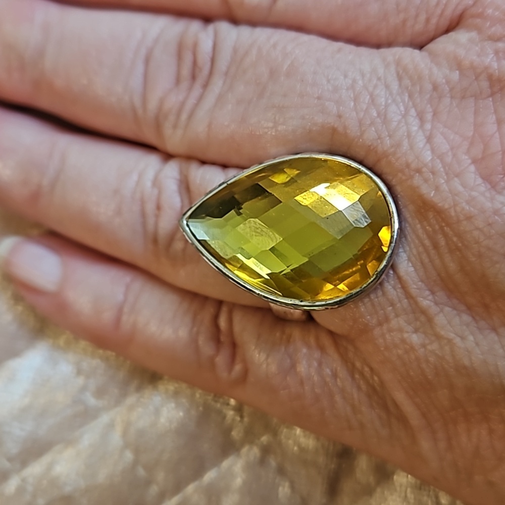 Two Beautiful Rings Crystal Silvertone - Picture 7 of 8